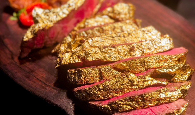 ลิ้มรสเนื้อวากิวโทมาฮอคทองคำ 24 กะรัต ณ ห้องอาหารเดอะ ดิสทริคท์ กริลล์ รูม แอนด์ บาร์