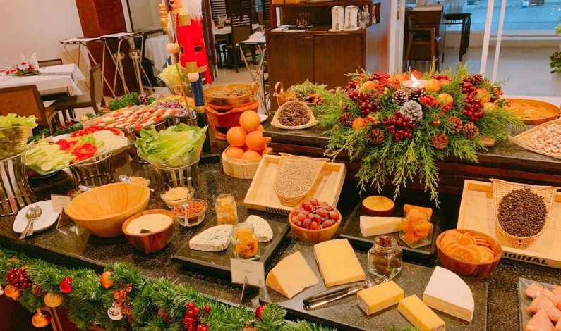 เฉลิมฉลองเทศกาลแห่งความสุขพร้อมอิ่มอร่อยกับบุฟเฟ่ต์มื้อสุขสันต์  ในวันคริสต์มาสอีฟ และวันส่งท้ายปี 2562 ณ ห้องอาหารนิมมาน บาร์ แอนด์ กริล โรงแรมแคนทารี ฮิลส์ เชียงใหม่