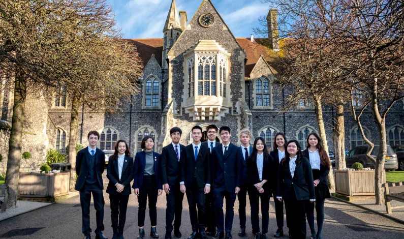 นักเรียนระดับ Sixth Form จากโรงเรียนนานาชาติไบรท์ตัน คอลเลจ กรุงเทพฯ เยี่ยมชมโรงเรียนต้นสังกัดในประเทศอังกฤษ